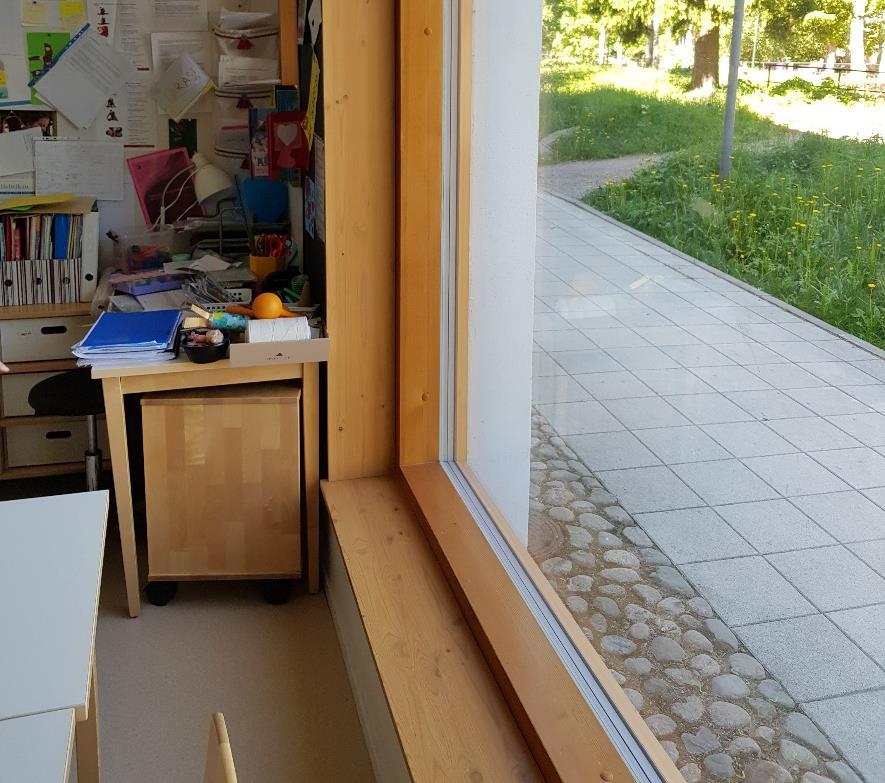 Ikkunoiden räystäspellitysten liittymät vaikuttavat vesitiiviiltä. 6 (19) Kuvat 8 ja 9.