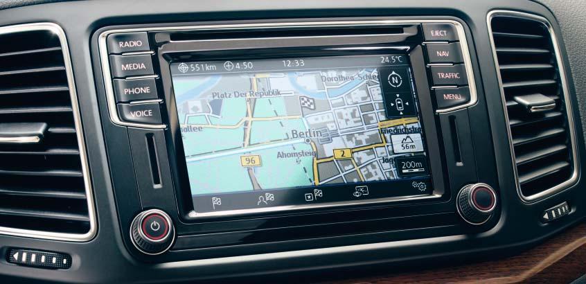 Multimedia ja Infotainment Kosketusnäytöllä varustettu navigointijärjestelmä ei pelkästään tunne kaikkia teitä vaan se myös löytää aina sopivan kappaleen.