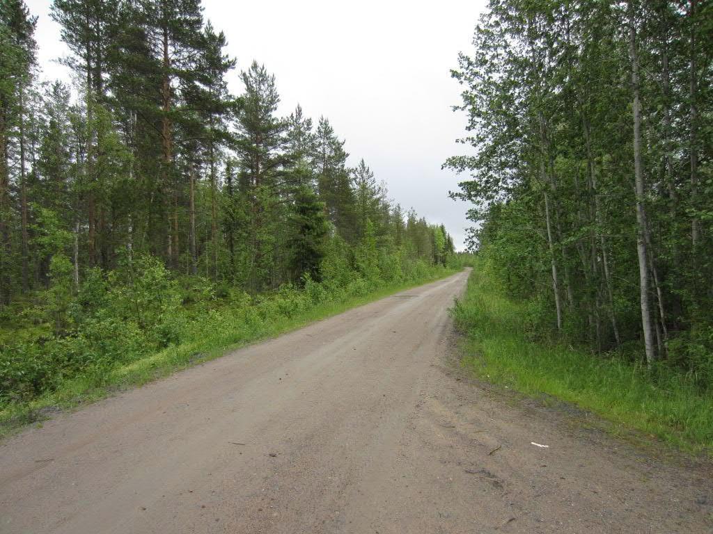 leveys on noin yksi metri. Nykyisellään maakaapelireitin alueella on ojitettuja soita, metsää ja peltoa. Lisäksi kaapelireitti kulkee junaradan poikki. 6.1.