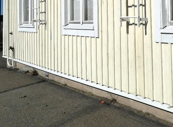 2 Havainnot Rakennuksen hirsirakenteinen osuus on perustettu luonnonkivisokkelin varaan. Hirsirakenteisen rungon osalla on tuulettuva ryömintätilallinen alapohja.