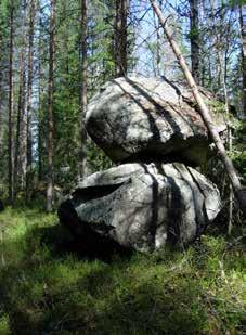 Kivikeskun rannalla on kaksi huollettua nuotiopaikkaa, ja auton voi jättää parkkiin Koukkujärventien