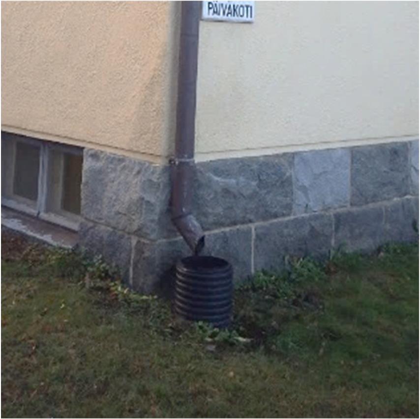 Molemmissa kuvissa piha-alueen päällystettä rakennuksen seinustalla. Nurmialue ulottuu rakennuksen sokkeliin saakka. 6.