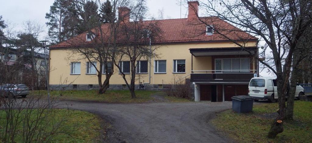 2018), jolloin maa oli vielä paljaana lumesta. Kuva 1. Koillissivulta otettu yleiskuva rakennuksen piha-alueista.