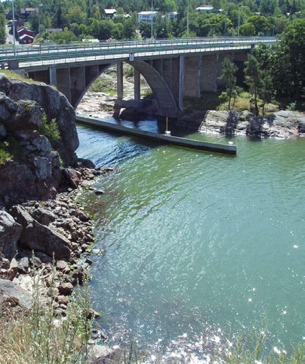 Rantaviiva kuljettaa pitkin luonnon muovaamia polkuja, joiden varrella arki huuhtoutuu pois.