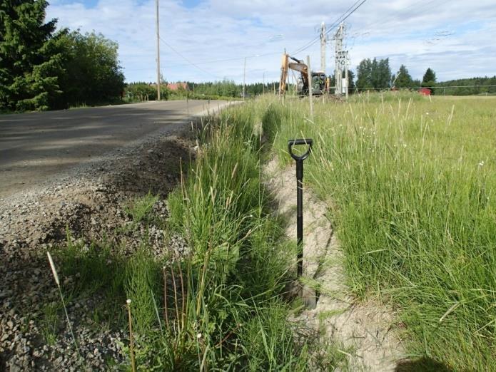 Linjan keskivaiheilla 17 m talon luoteisnurkasta pohjoiseen (N 6800351 E 311571) tuli esiin osa mahdollisesti harmaakiviperustusta, josta lähti kaivettaessa pois yksi kaivannon levyinen kivi.