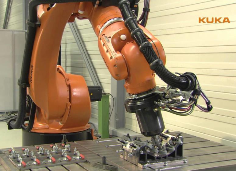 31 Teollisuusrobotit Kolmas ryhmä soveltuvista toimilaitteista ovat teollisuusrobotit (Kuva 13), jotka yleistyivät käyttöön kolmannen vuosituhannen taitteessa kitkatappihitsausteollisuudessa.