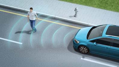 04 Dynaamisen kaukovalojärjestelmän Dynamic Light Assist ansiosta voit ajaa jatkuvasti kaukovaloilla nopeudesta 60 km/h lähtien häikäisemättä silti vastaan tulevaa liikennettä.