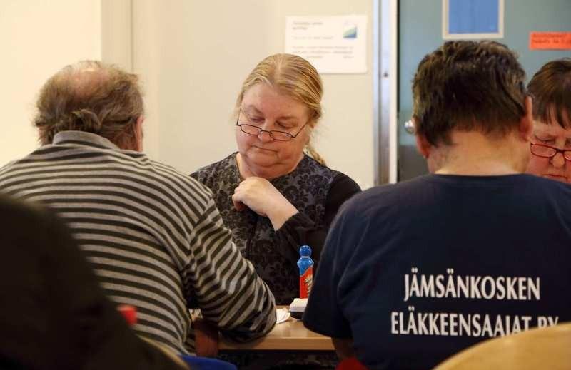 Tuleva bingoemäntä Ensimmäisessä pöydässä keskittyneesti lappuaan tuijottava Aila Nieminen on tuore peluri, sillä tämä on naiselle toinen kerta numeropelin maailmassa.