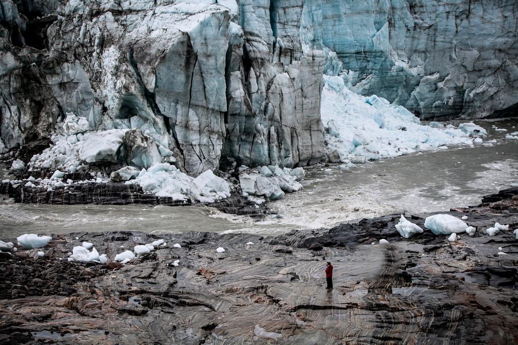 Aasivissuit-Nipisat Sermersuup immallu akornanni Inuit Piniarfii ineriartortitsinissamullu kissaataannik nassuiaateqarluni, taamaalilluni oqaluttuarisaanerup qanganitsanillu eqqaassutissanik