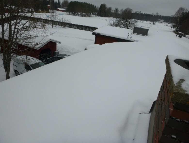 Kattosiltaa ei ole asennettu. Lumiesteistä ei saatu havaintoa. TEKNISET KÄYTTÖIÄT Profiilipeltikatteen tekninen käyttöikä on n. 40-50 vuotta. TOIMENPIDESUOSITUS Kts. kohta 13.
