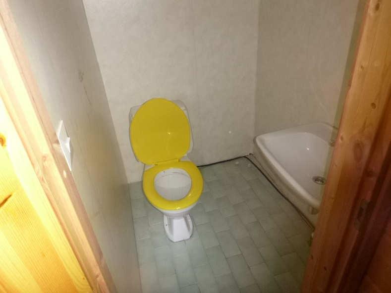 19 14.2. Wc (alakerta) PÄÄSIALLISET PINTA- RAKENTEET/PINNOIT- TEET VEDENERISTYS/ KOSTEUDENERISTYS Lattiassa on laatoitus. Havaintojen perusteella tilan remontointi olisi jäänyt mahdollisesti kesken.