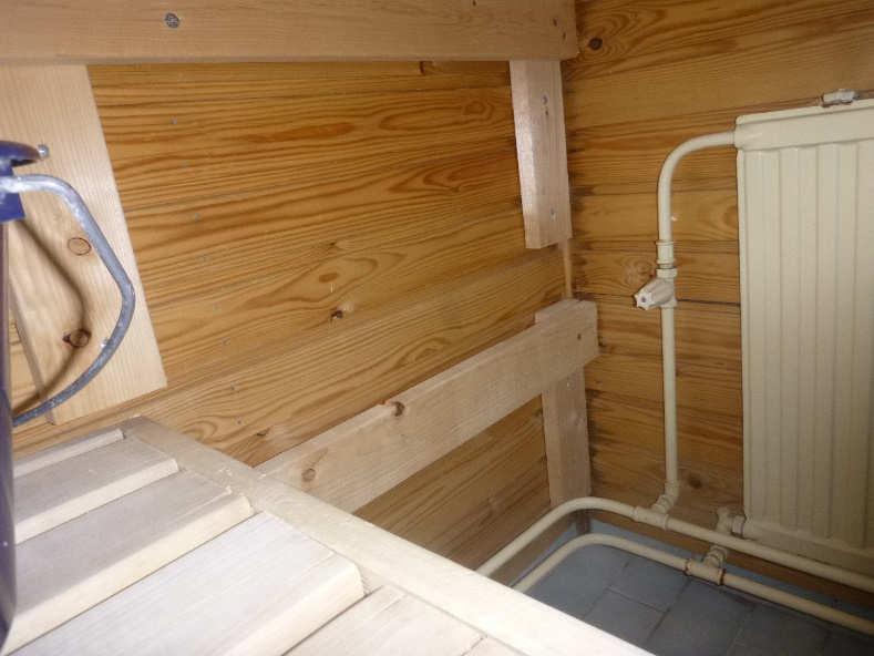 21 14.4. Sauna PÄÄSIALLISET PINTA- RAKENTEET/PINNOIT- TEET Lattiassa on laatoitus, joka on nostettu niukalti seinille. Selvästi irti alustastaan olevia laattoja ei havaittu.