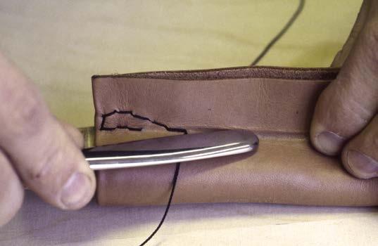 Myös harppi tai sopivan kokoiseen U-muotoon taivutettu, päistään teroitettu jäykkä rautalanka sopii ompeleiden merkitsemiseen.