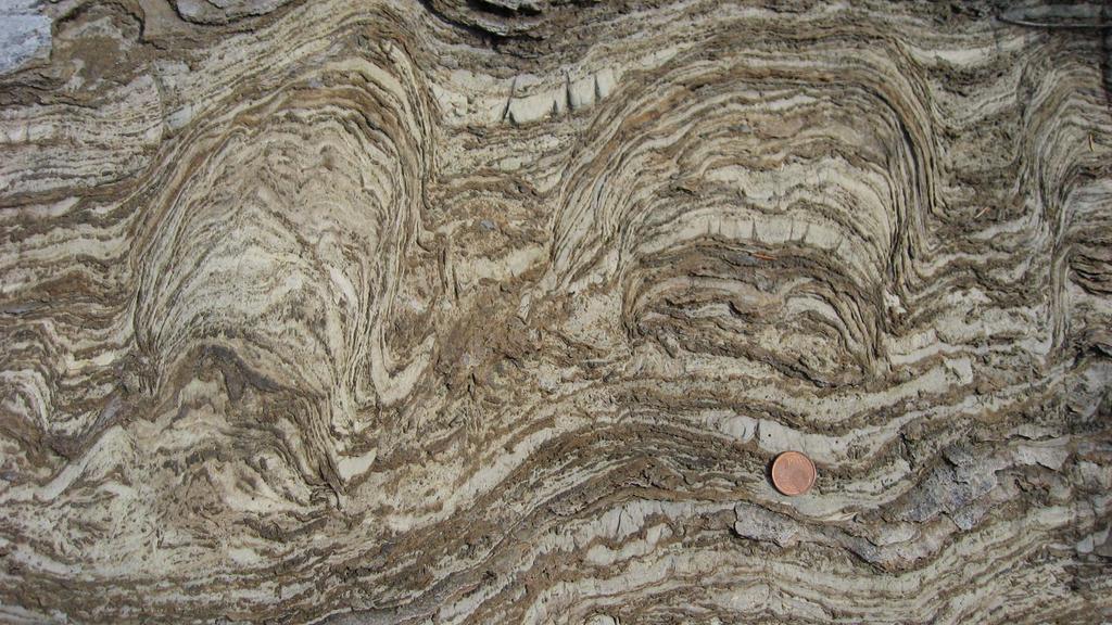 Stromatoliittisen kalkkikiven kerroksellinen ja pallomainen rakenne mukailee niiden ker- 14 Yleistetty kallioperäkartta 1M - oheismateriaali - GTK 2016 - Perttu Mikkola