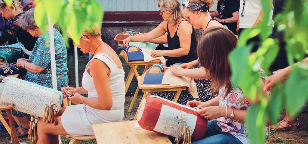 Opastuksessa tutustutaan näyttelyyn sekä keskustellaan näyttelyn teemasta, nykytaiteesta ja taiteen tulkitsemisesta.
