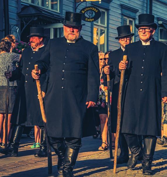 Osaltaan irlantilaisesta kansanperinteestä kumpuava ohjelmisto vaihtelee hilpeistä ralleista hitaisiin balladeihin.