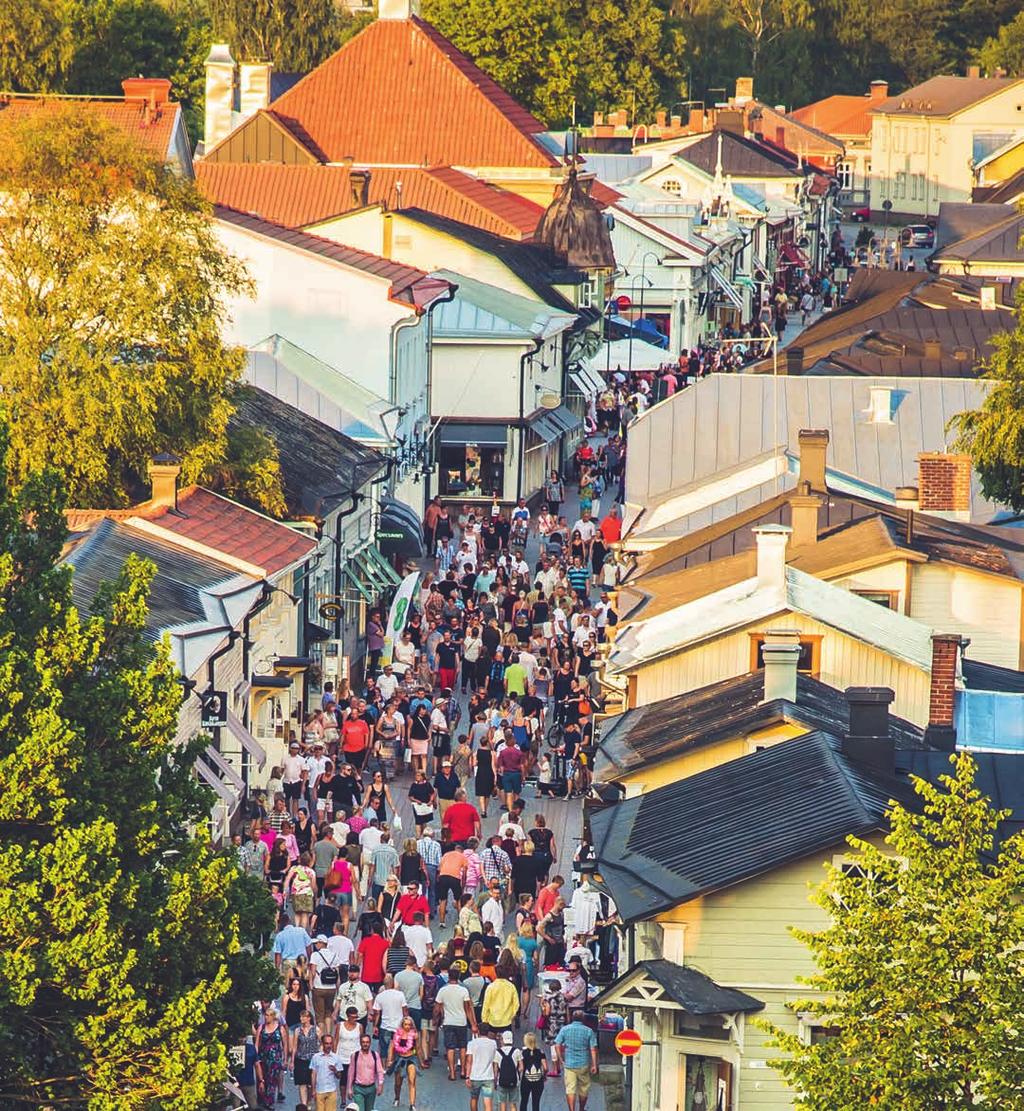 Sunnuntai 28.7. 11.30 Vanhan Rauman 10 kaksikielinen kävelykierros/ Old Rauma guided walking tour Lähtö Vanhalta Raatihuoneelta, Kauppakatu 13. Kesto 1,5 h, maksu 6 käteisellä oppaalle.