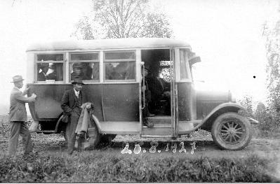 Sivu 3 1920 - LUVUN KULKUNEUVOJA Isäni Odi Albin Janhunen harrasti valokuvausta. Hänen otoksissaan on kuvattu joitakin 1920-luvun kulkuneuvoja.