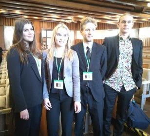 MUNkonferensseihin osallistuminen MUN = Model United Nations Schildtin lukion opiskelijoita on ollut mukana MUNkonferensseissa kaksi kertaa: Slovakiassa ja