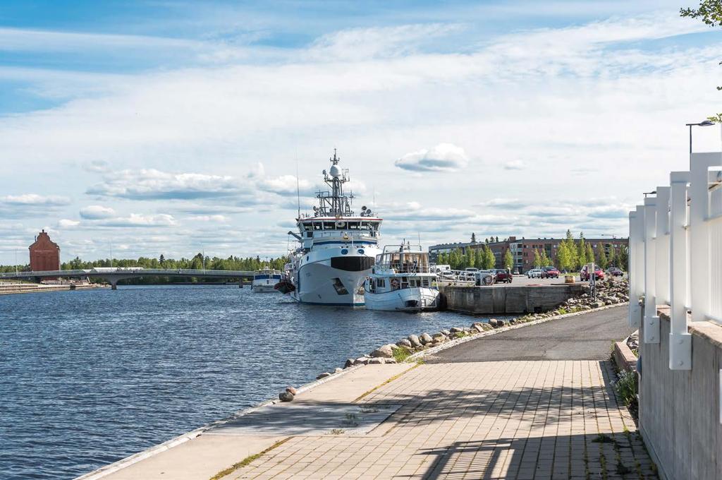 atamaranta Terva- Toppilan satamassa on yksi Oulun kauneimpia ja tunnelmallisimpia asuinalueita. Viereisellä rantabulevardilla voi nauttia lämpimistä kesäilloista.