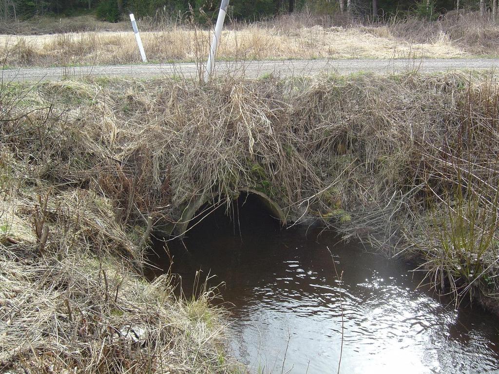 18 Kohde 4 Kohde 4 alkaa Korkeakosken sillan alta. Korkeakosken niska, silta ja Uksjoen ja Vikahdelaksonojan liittymiskohta on esitetty kuvassa 3 sivulla 6.