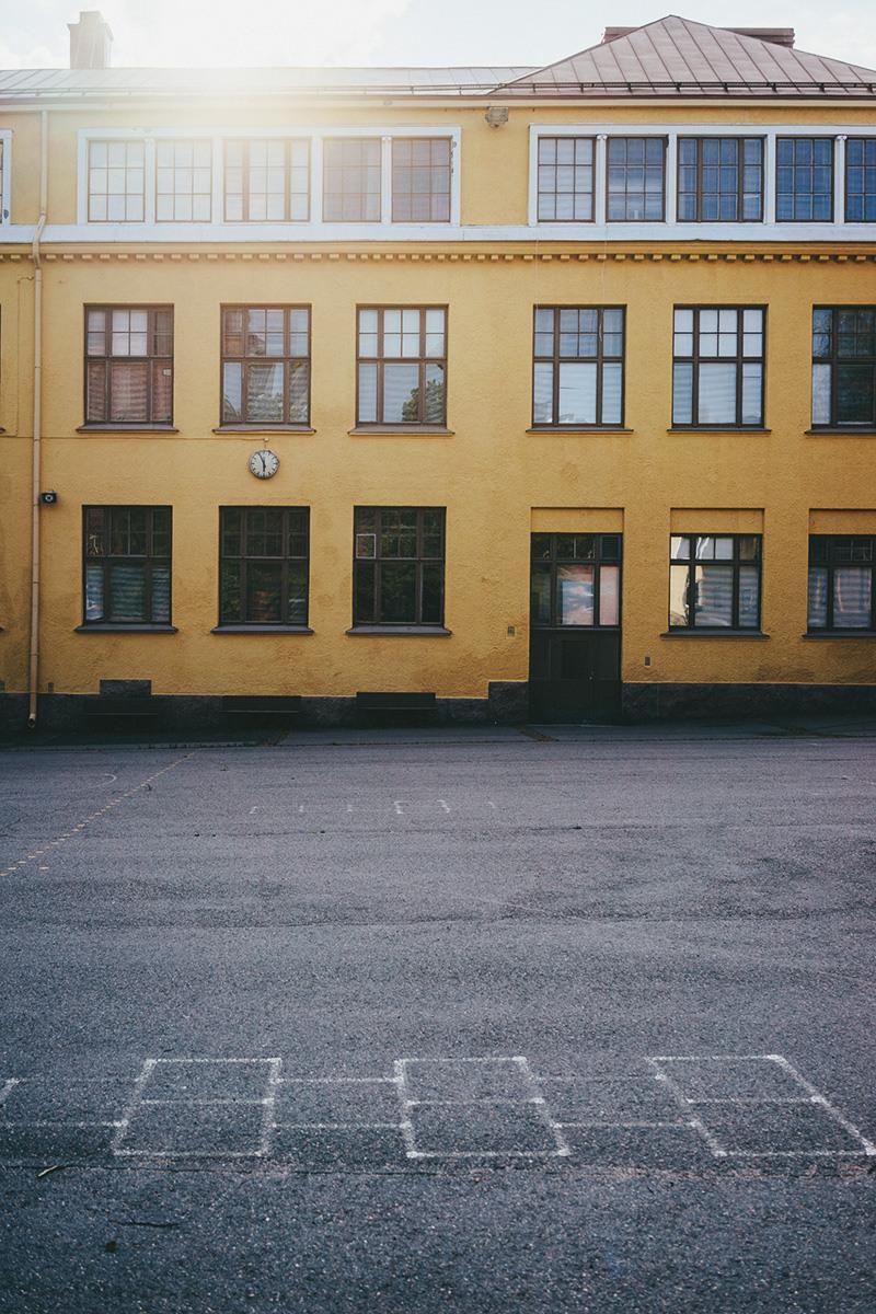 Kotiin jumiutuneet nuoret Tausta: Nuorten tarinoissa toistuvat samat teemat: turvaton lapsuus, koulukiusaaminen, yksinäisyys, mielenterveyden haasteet, sosiaalisten tilanteiden pelko ja päihteet.