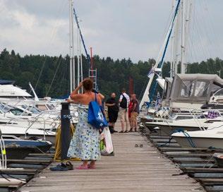 Vieraita, veneitä & ilta-aurinkoa Laivasillan alue on Loviisan kesäisen elämän keskus.