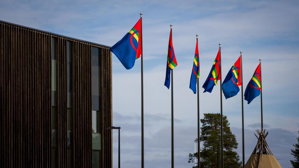 Yhteiset perinteet, tavat ja yhteisö Saamen lippu Kansallislaulu Sámi soga lávlla Saamelaisten kansallispäivä helmikuun 6.
