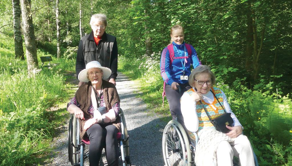 Säällä kuin säällä. Ulkoiluystävä Pekka Törönen käy säännöllisesti lenkillä Liisa Suontaustan (vas.) kanssa tiistaisin ja Airi Liimatan (oik.) kanssa keskiviikkoisin.