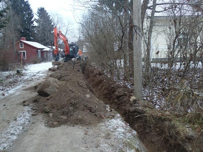 8 Oja 2 Maakaapelikaivannon osuus on noin 170 m pitkä ja koko matkalla muinaisjäännösalueella: linja kulkee ensin Patakiventien varressa eteläkaakkoon ja kääntyy sitten Ahteenkujalle kohti koillista.