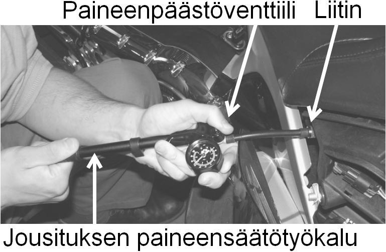 MOOTTORIPYÖRÄN HUOLTO Jousitus Takajousituksen ja takapyörän laakerien tarkastus 1. Istu ajajan paikalla ja pompauta takajousitusta muutaman kerran.
