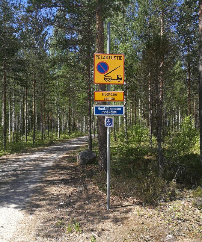 MITÄ HUONOA 1/2 Parkkipaikka Invapaikoitus epäselvä Yksi narukyltti ohjasi invapaikalle, mutta varsinaista parkkiruutua ei löytynyt