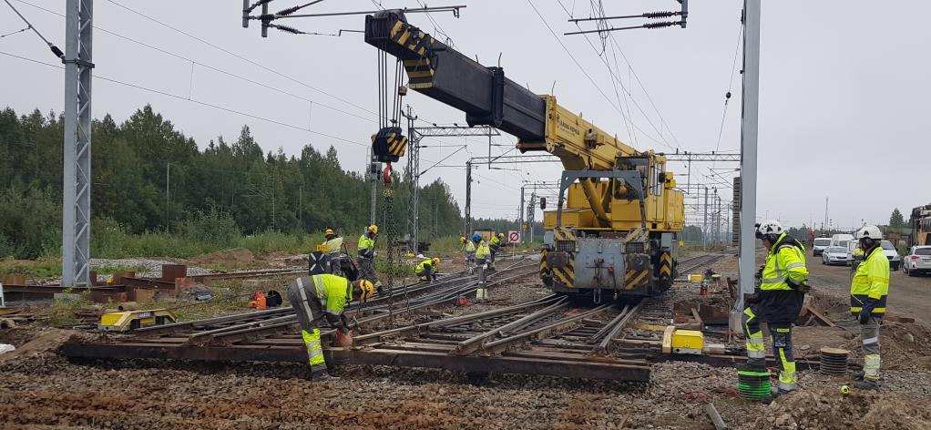 Raidenosturin avulla vaihde-elementin nosto voidaan tehdä varovaisesti ja tehokkaasti. Tällä tavoin ehkäistään mahdollisuutta elementtien vahingoittumiseen.