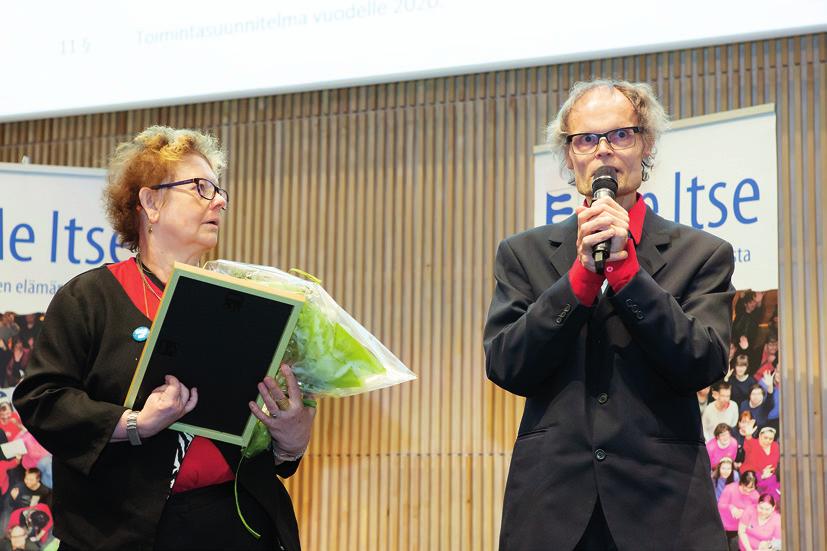 Aukeaman kuvat Laura Vesa Me Itsen kunniapuheenjohtajaksi kutsuttiin Ulla Topi Salosta ja kunniajäseneksi kutsuttiin Heikki Suvilehto Pyhäjärveltä.