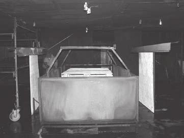 Kuva 1. Rekan perävaunua kuvaava palokuorma. Kuva 2: Henkilöautoa kuvaava palokuorma. taan 12 mm. Ne oli asetettu 60 cm etäisyydelle teräsrakenteen kyljistä. Vanerien yläreuna oli peitetty 0.