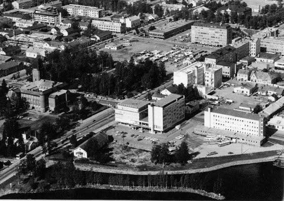 Joensuun uudelle torille on Vallinportaalta matkaa 20 metriä, vastikään remontoituun Ilosaareen 0 metriä ja rautatieasemalle vain 0 metriä.