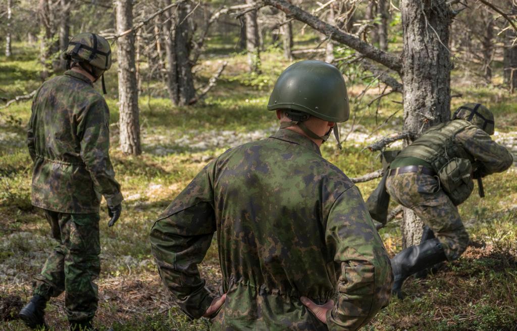 JOHTOKESKUSLINJA Johtokeskuslinjan valvontaopintosuunnalla oppilaita koulutetaan ilmavoimien johtokeskusten ilmavalvonnan tehtäviin.