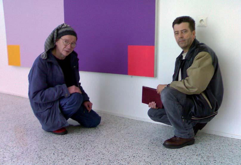 Taiteilija Juhani Petäjäniemi ja Jyväskylän yliopiston museon museomestari Tapani Kahila Epätoivo-teoksen edessä vuonna 2006, kun yliopiston Agorarakennukseen sijoitettiin kolme Petäjäniemen teosta.