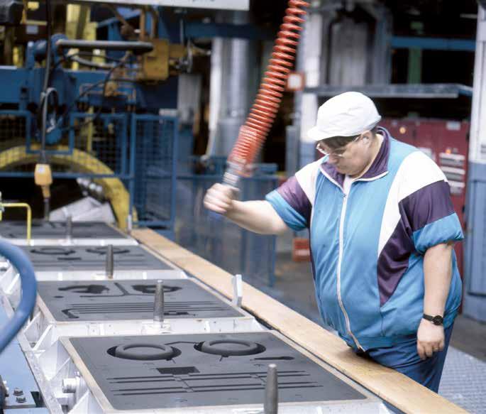 Helvi Laine Högforsin upouudella automaattilinjalla vuonna 1994. Matti Pulkkinen/KRM tään Componenta Finland Oy Karkkila. Nimen viimeinen sana korvasi perinteikkään Högforsin toukokuussa.