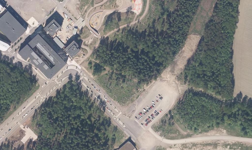 Luoteessa ja koillisessa alue rajautuu asemakaavoitettuun Kvartsijuonen puistoon. Alue on rakentamatonta sekametsää, josta noin puolet on hakattua.