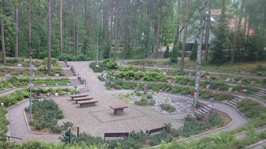 4 Läntinen hautausmaa sijaitsee 3 km:n päässä Lahden keskustasta Hämeenlinnaan päin ja sen pinta-ala on 11,7 ha, josta käytössä on 7,7 ha. Hautausmaalla on lisäksi kappeli.