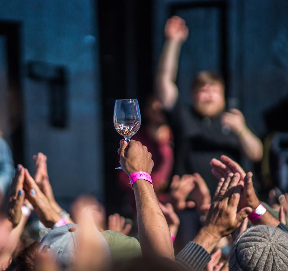 Sivu 4 Bättre Folk Saaren suurin musiikkitapahtuma Yksi Hailuodon ehdottomasti odotetuimmista tapahtumista on kaksipäiväinen musiikki- ja kirjalisuusfestivaali Bättre Folk.