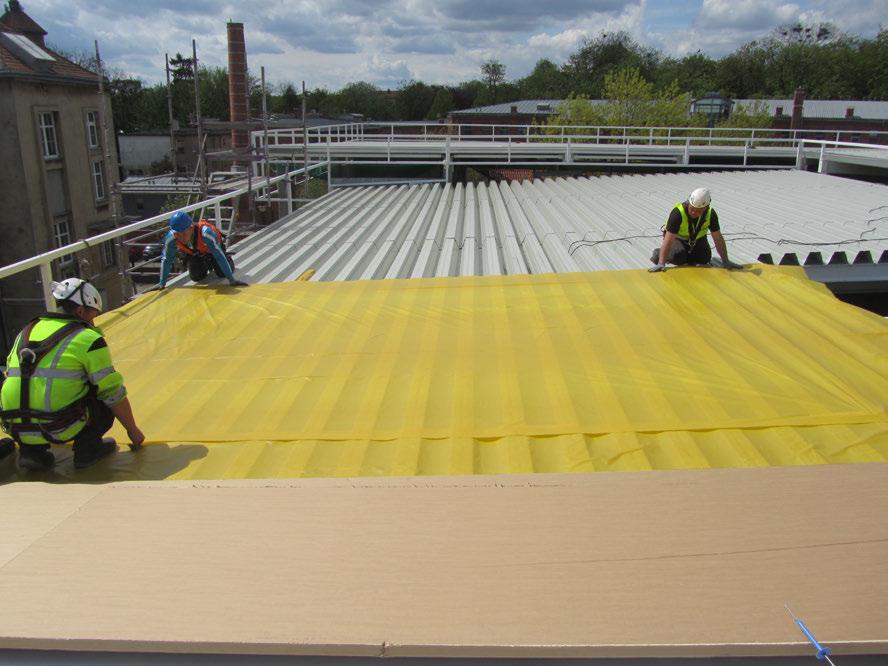 ROOF (t1) Todellinen yksikerroksinen vesieristysjärjestelmä (ulkopinta PVC-katteesta on integroitu PU levyjen muodostamaan