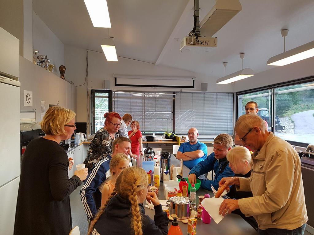 Huolto- ja toimitsijatiimi tekee arvokasta työtä kisojen onnistumiseksi.