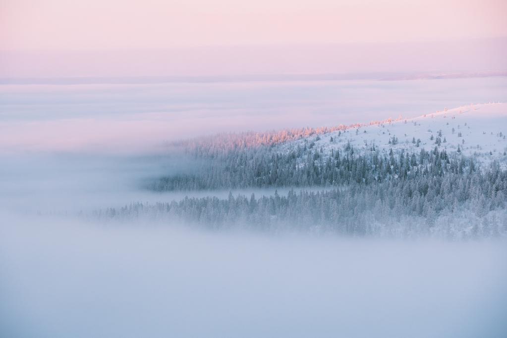 Eeva korostaa kuvissaan Suomen luonnon kauneutta eri vuodenaikoina, mutta pitää lempivuodenaikanaan talvea. Hän retkeilee välillä yksin ja välillä yhdessä muiden kuvaajien kanssa.