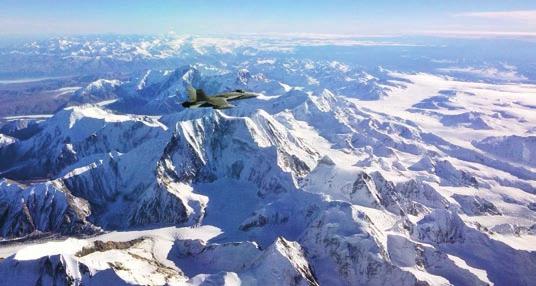 F/A-18 Hornet -monitoimihävittäjät Alaskan erämaan yllä. Kuva: Ilmavoimat. erikoisjoukkotoimintaa ja kovapanosammuntoja.