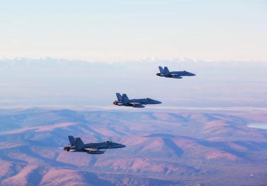 F/A-18 Hornet -monitoimihävittäjät Alaskan erämaan yllä. Kuva: Ilmavoimat.. realistisessa ja mahdollisimman vaativassa uhkaympäristössä ilmatorjunnan ja elektronisen häirinnän vaikutuspiirissä.