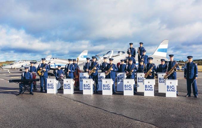 Ilmavoimien musiikillinen käyntikortti Soittokuntaa voisi kuvailla soivaksi käyntikortiksi. Edustamme ilmavoimia ja Ilmasotakoulua.