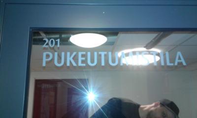 Krs pukeutumistilan pystyjen pohjia.