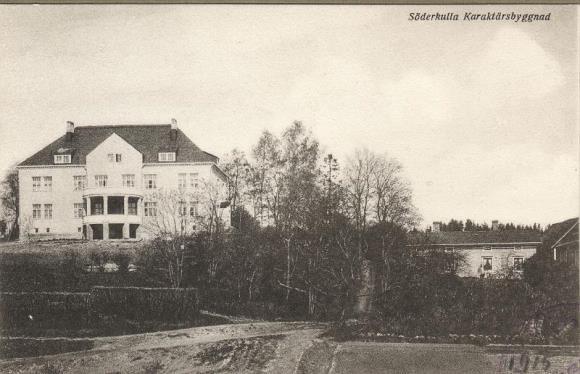 Söderkullan kartanon vuonna 1908 valmistuneen, jugendvaikutteisen päärakennuksen on piirtänyt tunnettu helsinkiläisarkkitehti Karl Lindahl (SHF) Söderkullan kartano 1900-luvun alussa (SHF) Vuonna
